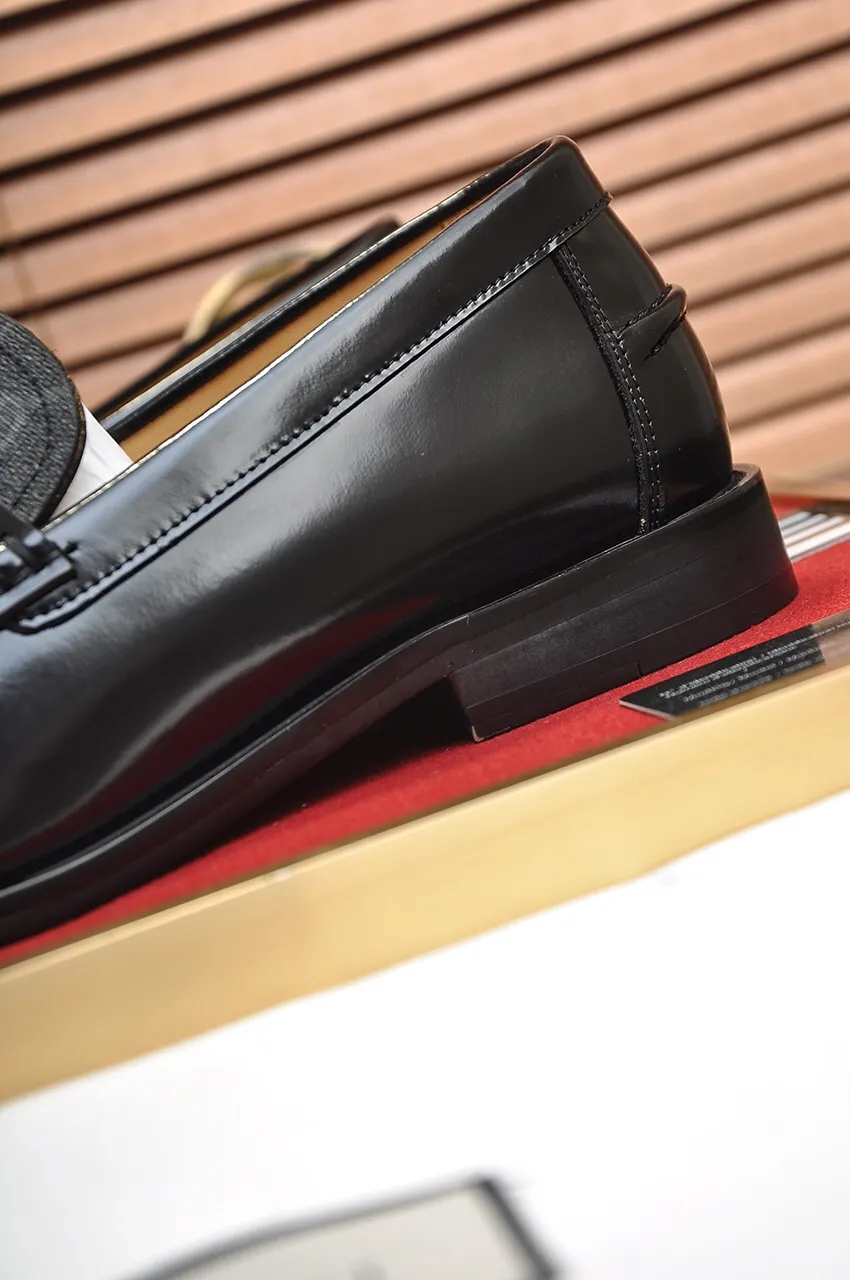 Men's shoes💰560💶Italy's top luxury men's shoe giant (GUCCI) (Gucci) (full cowhide lining) new arrival🍃Original European style🔰 Pleasant to the eye😍In order to make the shoes more durable and non-deformable🌀The production continues to follow traditional methods but there is still no lack of innovation💪Choose original sheepskin for the leather♻️ Smooth and natural And extra bright ⭐Made of imported cowhide, the first choice of rich people 38-45 (45 customized)